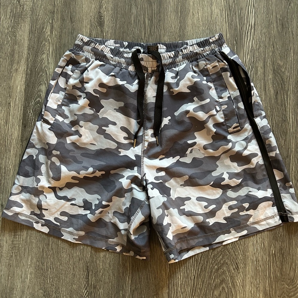 FEATS OF STRENGTH mens gray/black camouflage athletic shorts
Size small